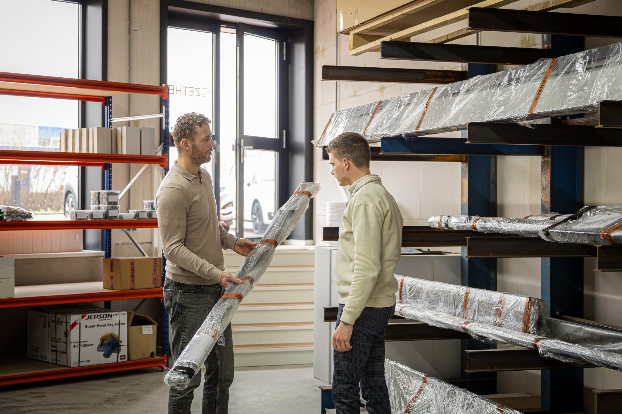 Op maat gezaagde beplating klaar voor levering in het magazijn